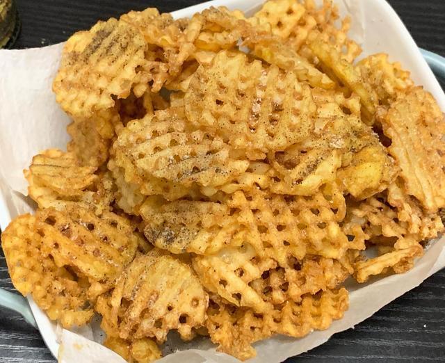 炸薯条不如炸薯格不用冷冻直接炸比薯条还要酥脆简单特好吃
