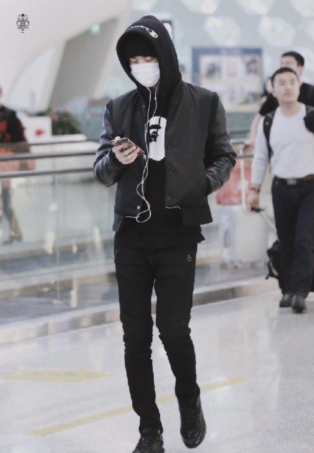 王一博黑色西装出席活动镂空刺绣内搭魅惑十足妥妥的翩翩王子