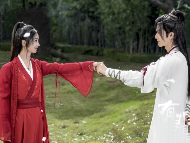 有翡花瓣吻花絮上线赵丽颖吻戏翘脚超甜王一博细心获好评