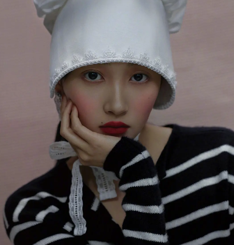 关晓彤拍摄油画大片,双眼无神没有时尚感,嘴角"媒婆痣"出戏