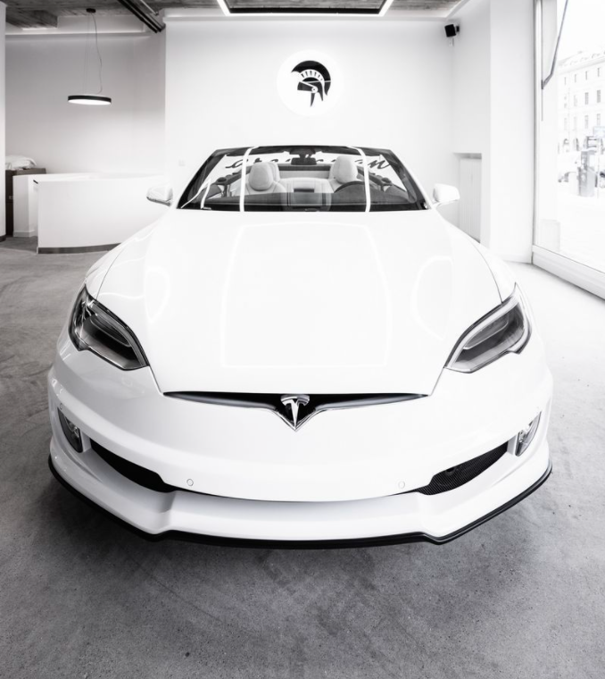 特斯拉双门敞篷改装车型实拍侧梁加固增加碳纤航空套件