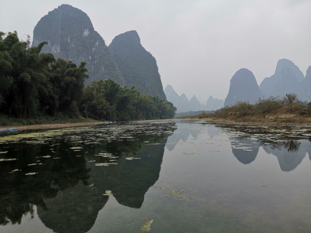 桂林山水美在灕江,灕江佳勝在興坪,大河背風景是二十元人民幣的背景