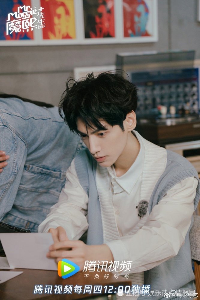 罗云熙学院风清新造型校园小说里的温柔男主来了