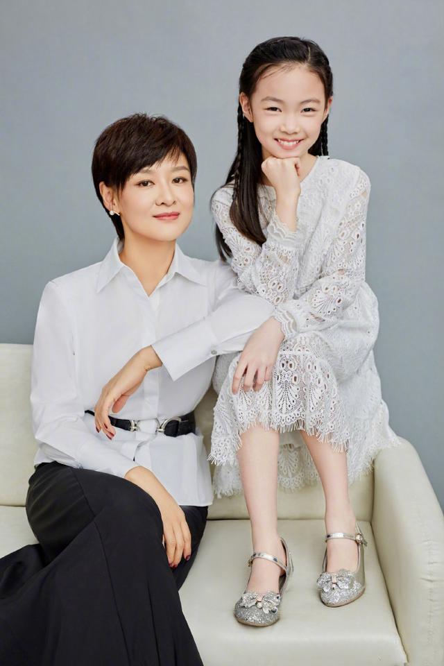 前央视主播李小萌被指混得差曾为家庭辞职又复出老公从未露面