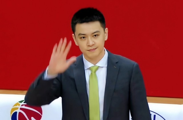 这个犯规也是让辽宁队教练组很不满,杨鸣指导就向裁判抗议了一下.