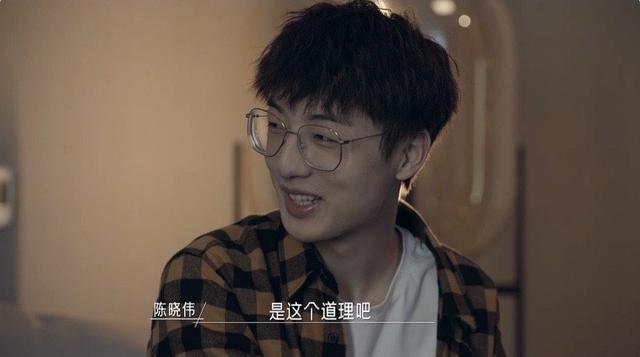 同一屋檐下成狗血恋综观察员围坐大屏幕集体鉴茶