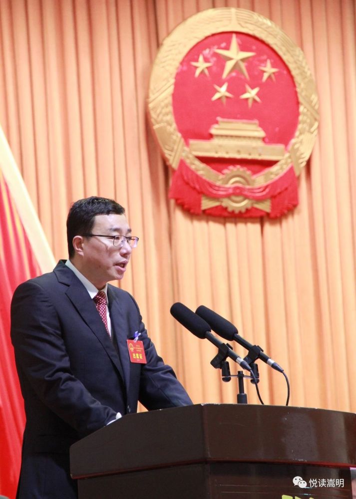 嵩明县人民政府县长李进波代表县人民政府向大会报告工作.