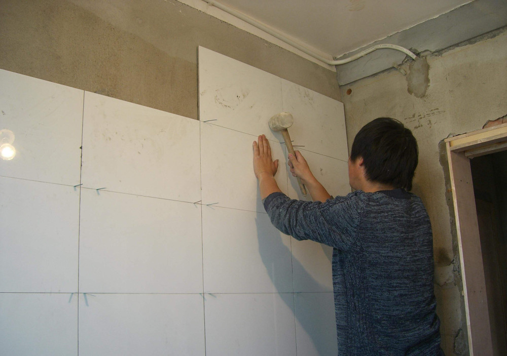 墙压地对泥瓦工师傅的工艺要求比较高,因为墙面铺排的悬空砖没有地面