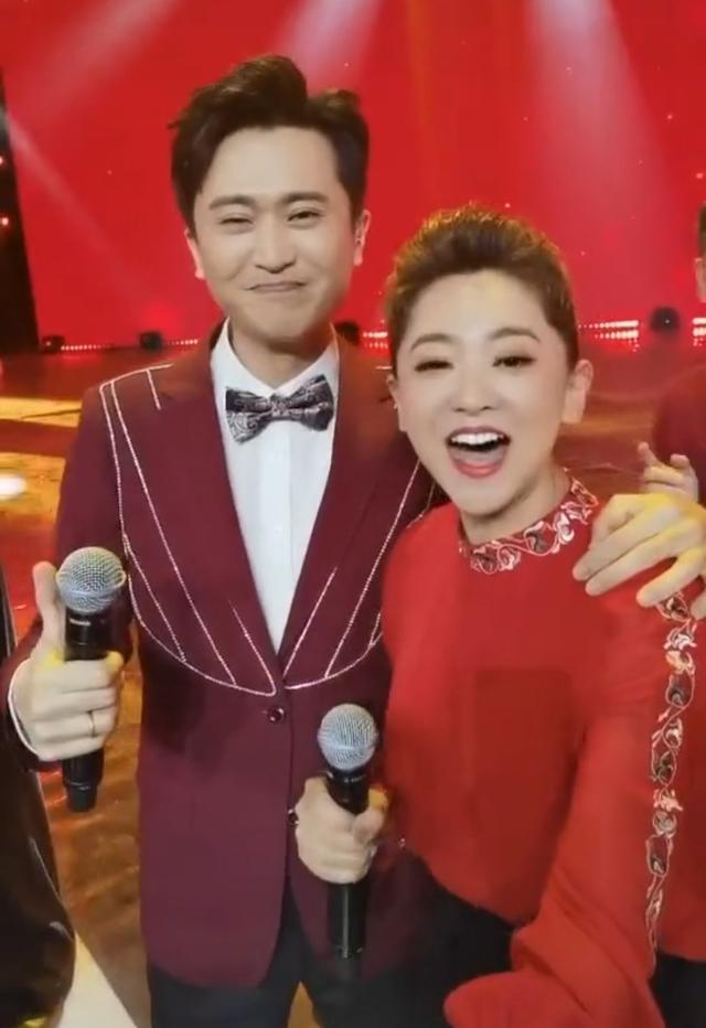 月亮姐姐同曹颖热舞,与杨帆亲密搭肩,春妮张国立罕互动