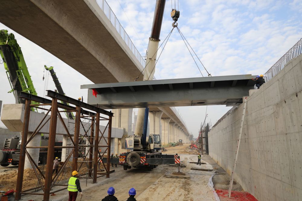 合肥:淮海大道下穿护城路地道首片钢箱梁吊装完成