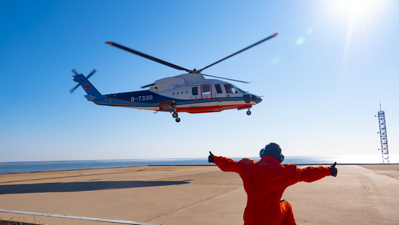 暖心冰封海岛民用直升机上岛送物资