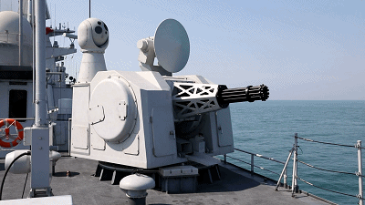 开展主副炮射击,轻武器射击等实战化训练课目 近日,由导弹驱逐舰深圳