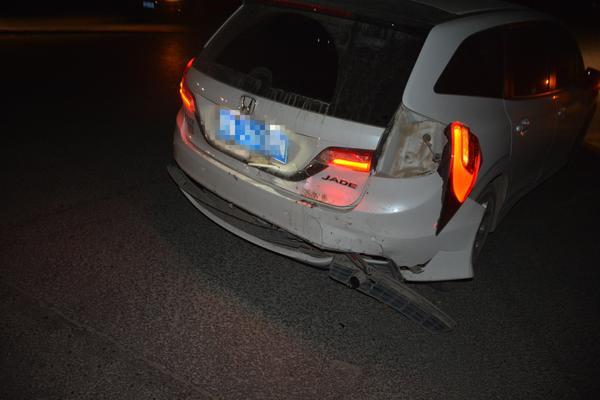 三车夜晚发生连环追尾其中一司机醉驾一司机酒驾弃车逃逸