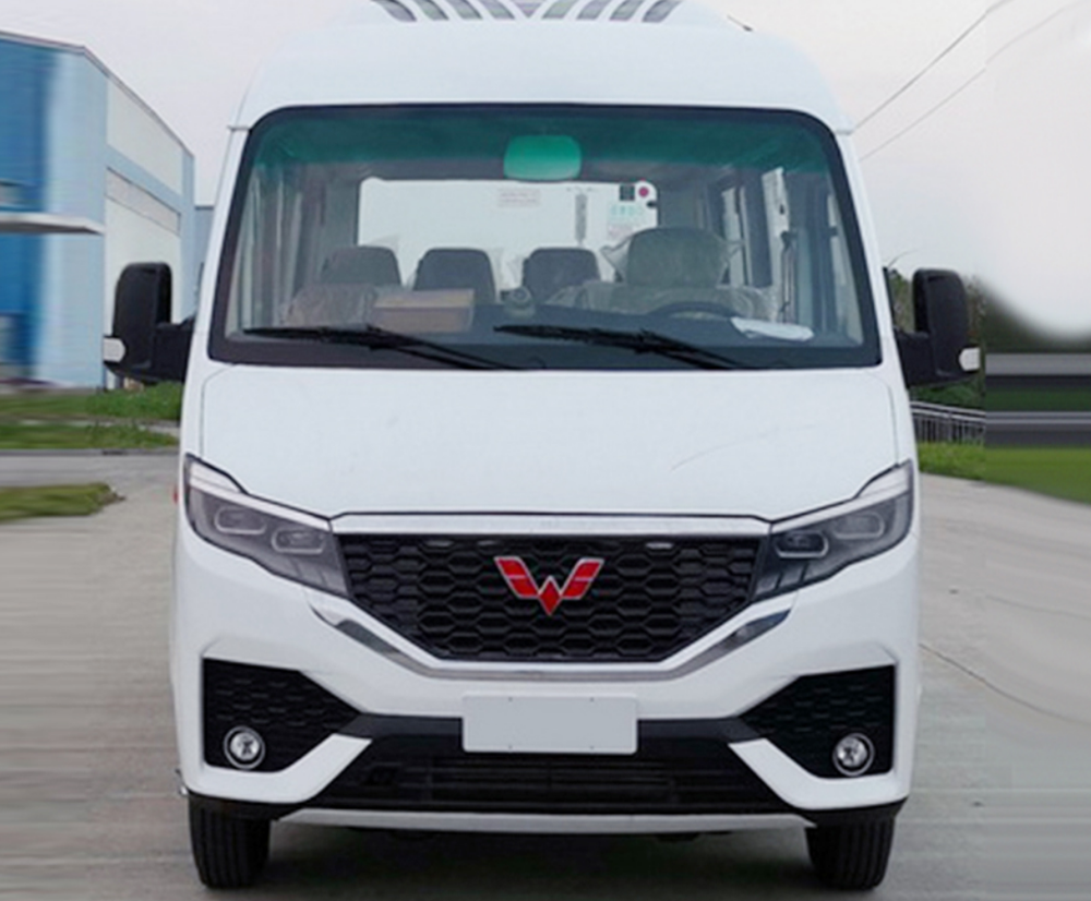 五菱版依维柯亮相银色车标柴油动力内饰高端带窗帘