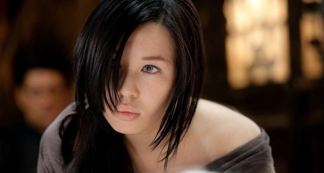 余男是中国著名的女演员,曾主演电影月蚀成功出道,后凭借图雅的婚事里