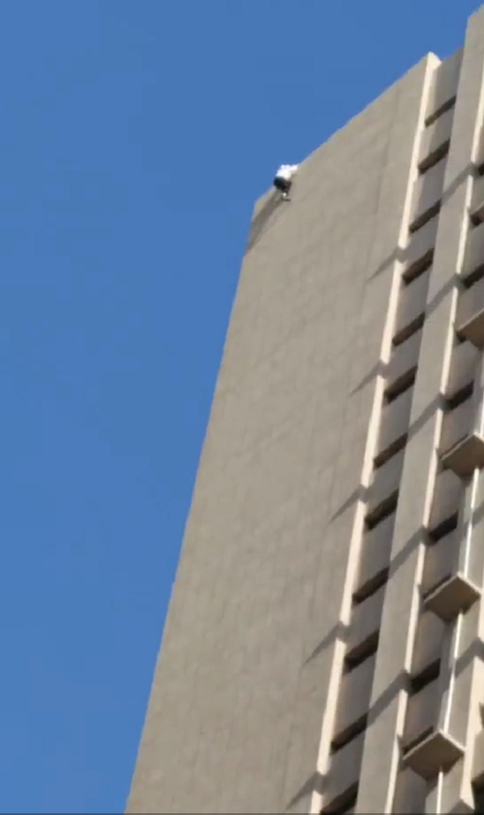 呼和浩特一男子从19楼楼顶坠楼身亡