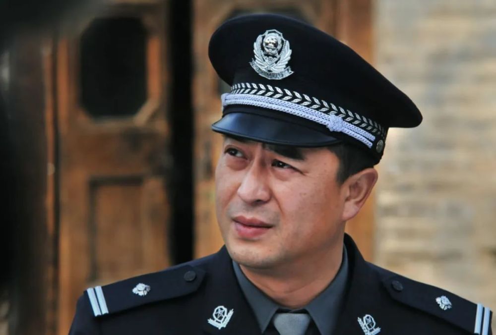 《营盘镇警事》剧照很少有时间回家的范党育,来到因患病生活不能自理