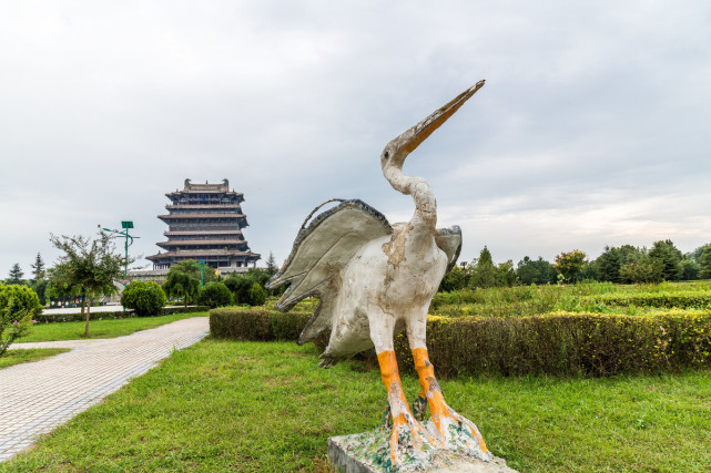 鹳雀楼,又名鹳鹊楼,因时有鹳雀栖其上而得名,位于山西省永济市蒲州