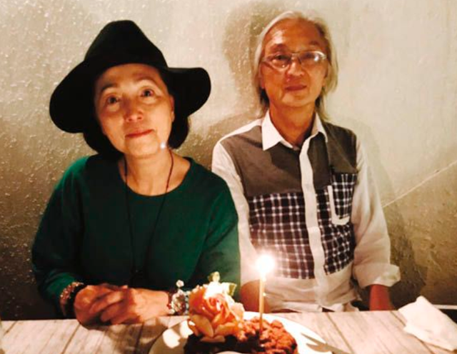 "玻璃大王"黄乃扬近照,长发花白似艺术家,与石榴姐做丁克夫妻