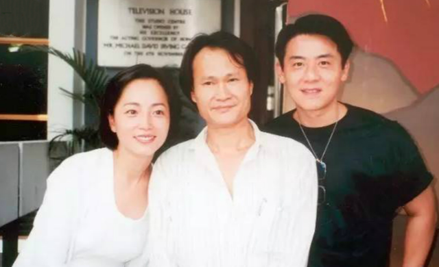 “玻璃大王”黄乃扬近照，长发花白似艺术家，与石榴姐做丁克夫妻_腾讯新闻