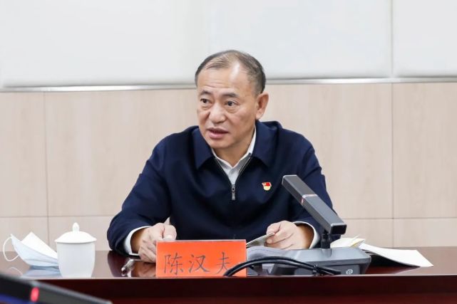 会上,胡栋良代表区委常委班子作了对照检查,各位常委逐一作了对照检查