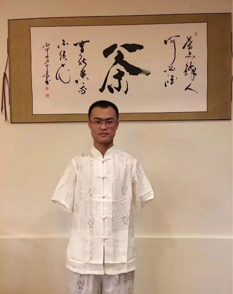 失去双手的何子龙,毕业后在一家茶楼里工作,后来靠卖字为生,用口来