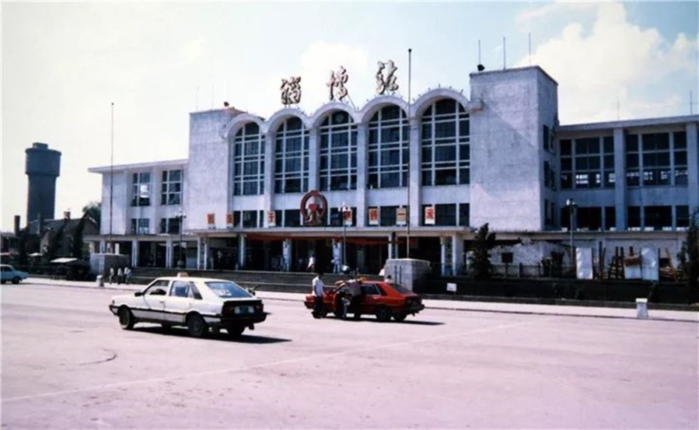 老照片80年代的山东淄博当年淄博最繁华的路口原来是这里