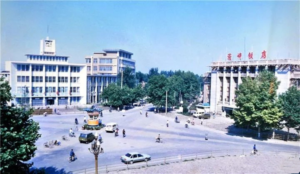 老照片80年代的山东淄博当年淄博最繁华的路口原来是这里