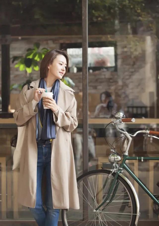 著名主持人张蕾衣服品味在线穿一件风衣搭配牛仔裤干练时髦