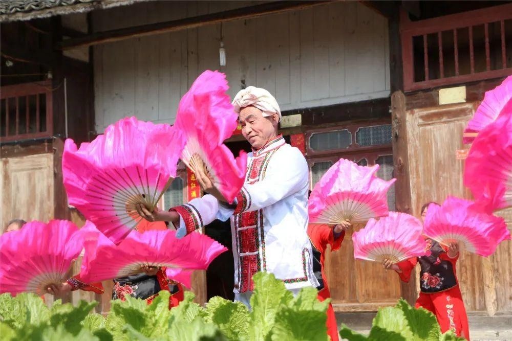 近日,铜仁市思南县孙家坝镇民间花灯艺人创作的花灯戏《中国梦圆两个