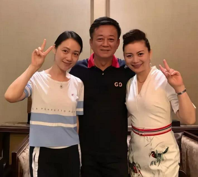 朱军一家三口聚会,他满脸臃肿妻子像女儿,18岁儿子变家里最胖