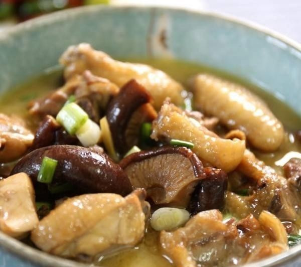 香菇炖鸡块做法