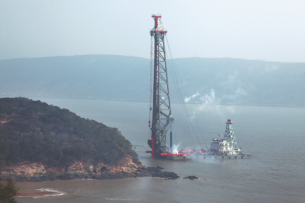 2019年6月5日,平潭海峡公铁大桥元洪航道桥合龙.