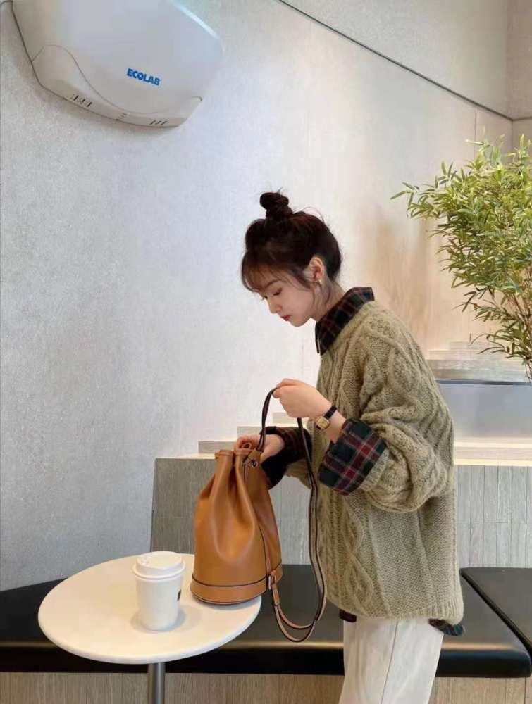 卡其色毛衣搭配什么裤子和鞋子