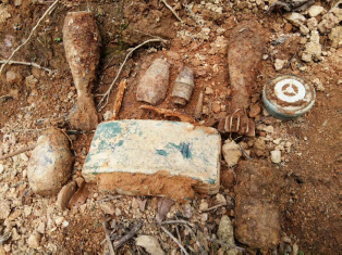 工兵战士空手摸地雷抹抹汗水数引信好家伙51根