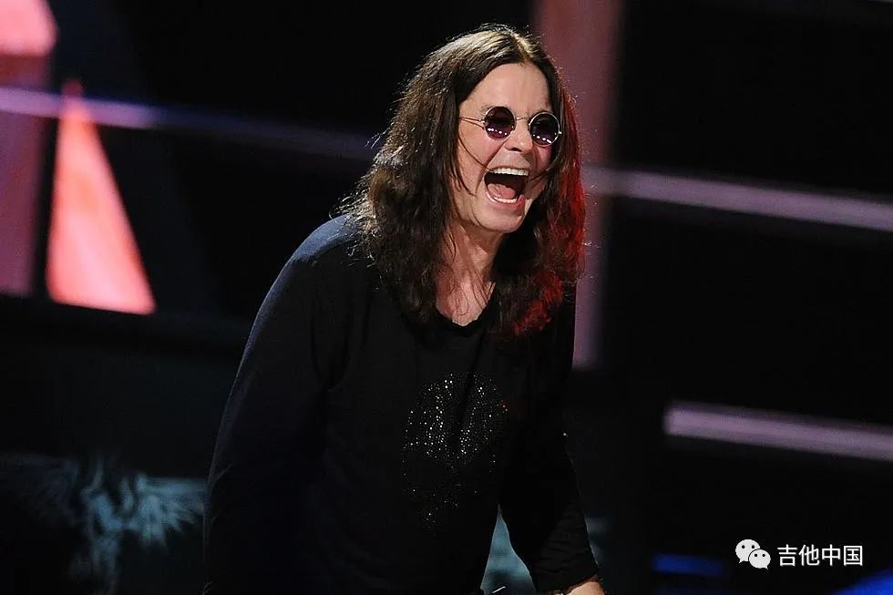 慎入|35年前,"黑暗王子"ozzy osbourne在演出时咬下蝙蝠的头_腾讯新闻