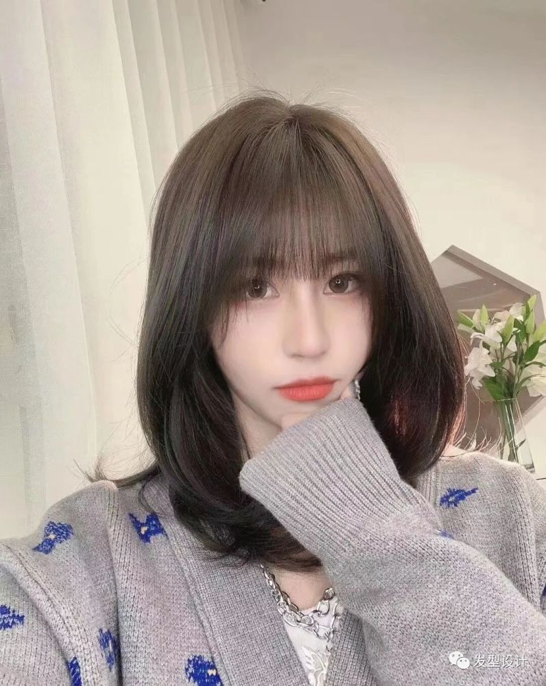 当然中长发的初恋感发型也很好看,视觉上会显得高挑匀称.