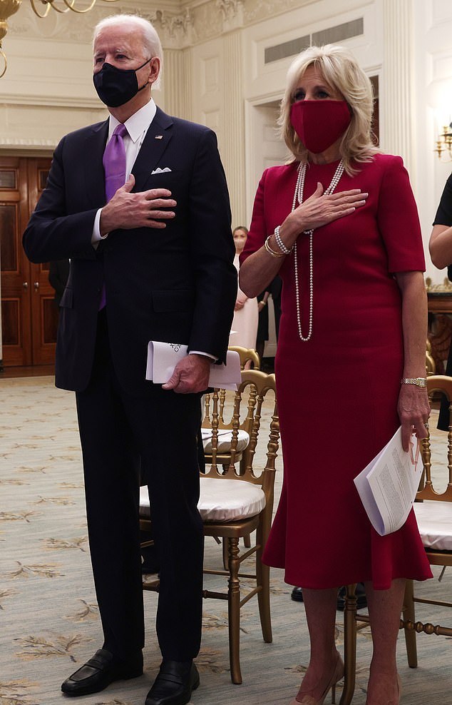 美国新第一夫人又以新造型亮相了玫红鱼尾裙显胖脚面青筋暴起