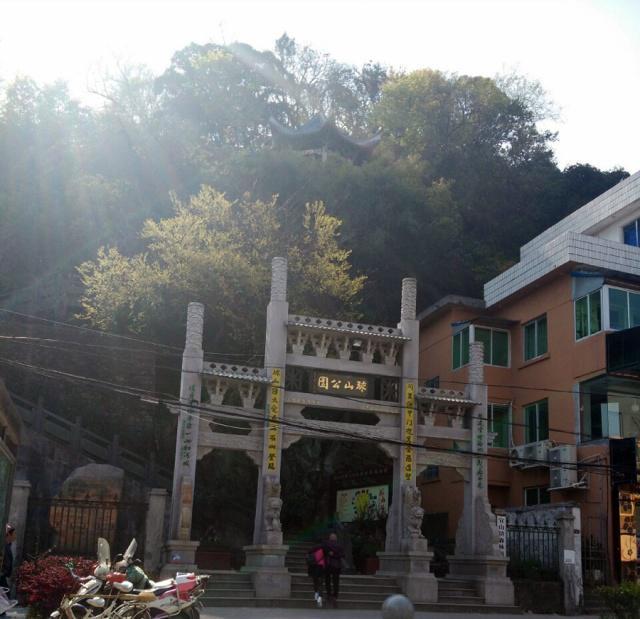 浙江温州苍南县最小的镇,地形平坦,却以山命名