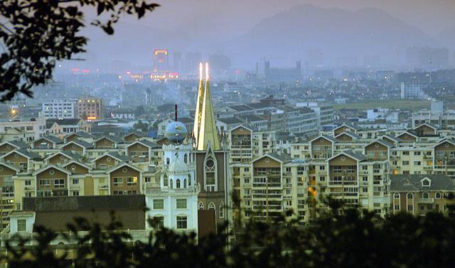 浙江温州苍南县最小的镇地形平坦却以山命名