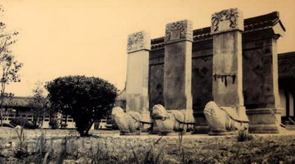 1958年,李鸿章的尸骨被人挖出,挂在拖拉机后面游街示众