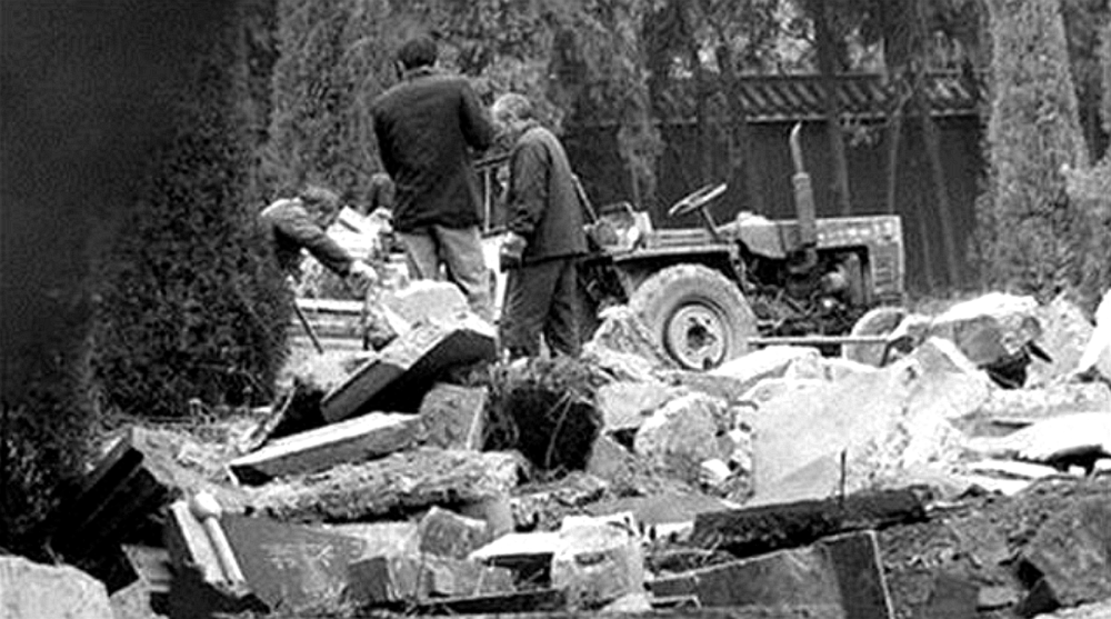 1958年,李鸿章的尸骨被人挖出,挂在拖拉机后面游街示众