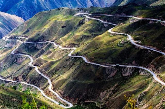 火車,但是最受大家歡迎的還是開著沿著川藏公路自駕,沿著川藏線開車