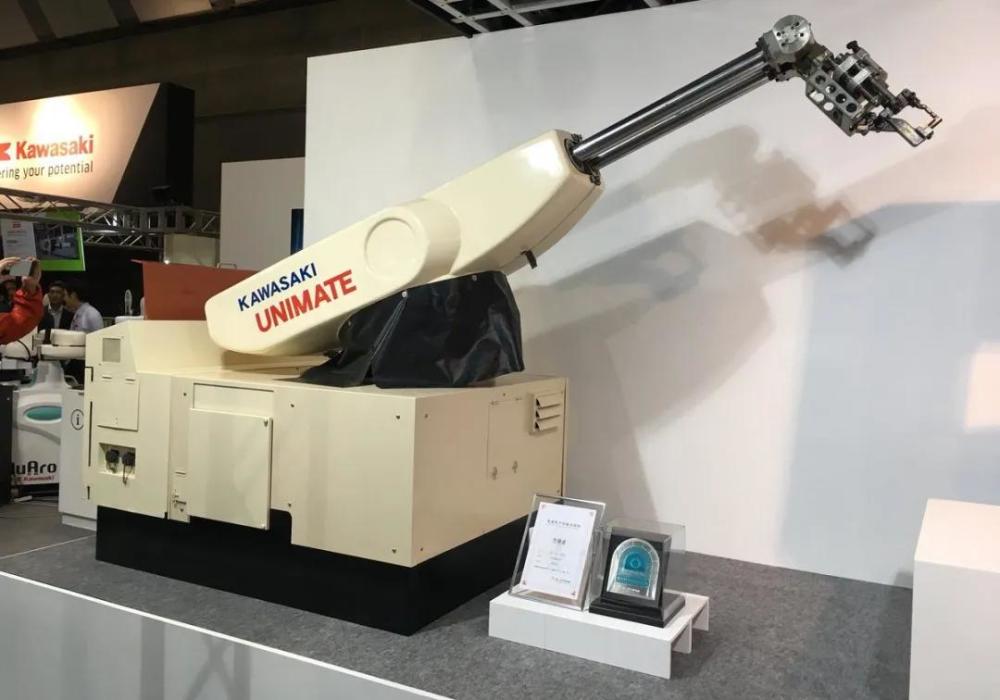 它发明了一种突破性的近2吨重的机械臂,可以根据预先编程的指令取放