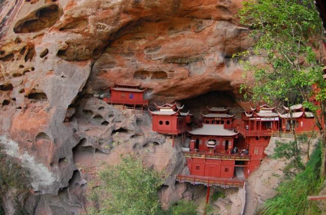 甘露寺位於福建泰寧,是我國著名的懸空寺之一.