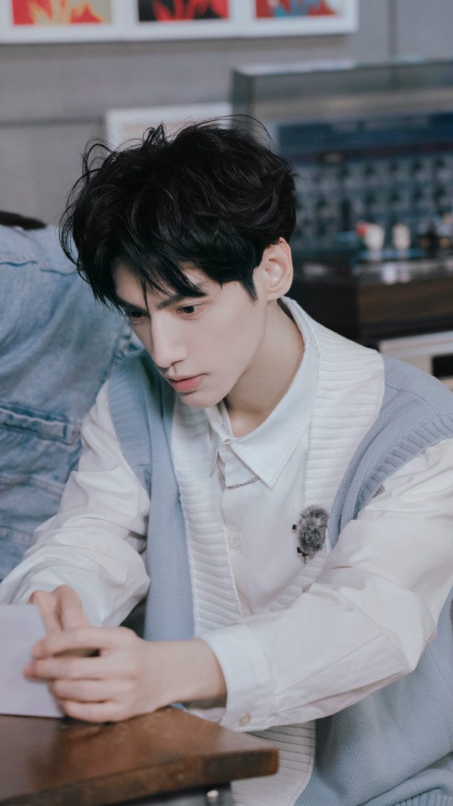 罗云熙学院风造型太好磕了!颜值穿搭双在线,长发少年感十足