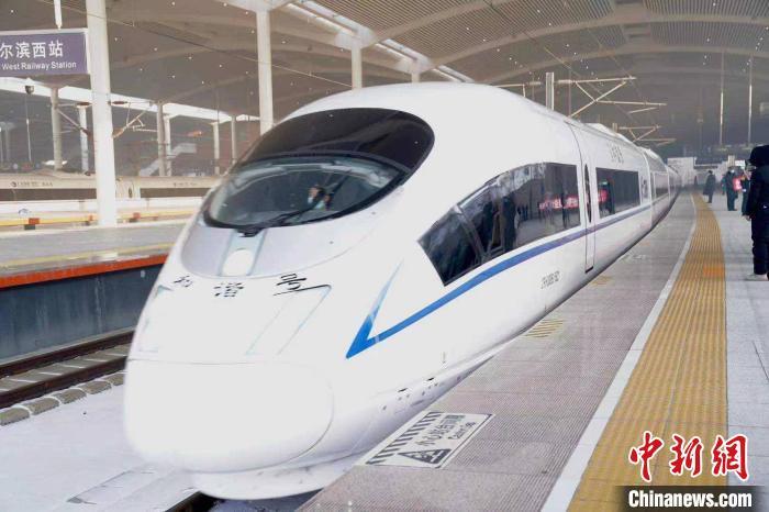 g902次列车准备出发. 吕品 摄