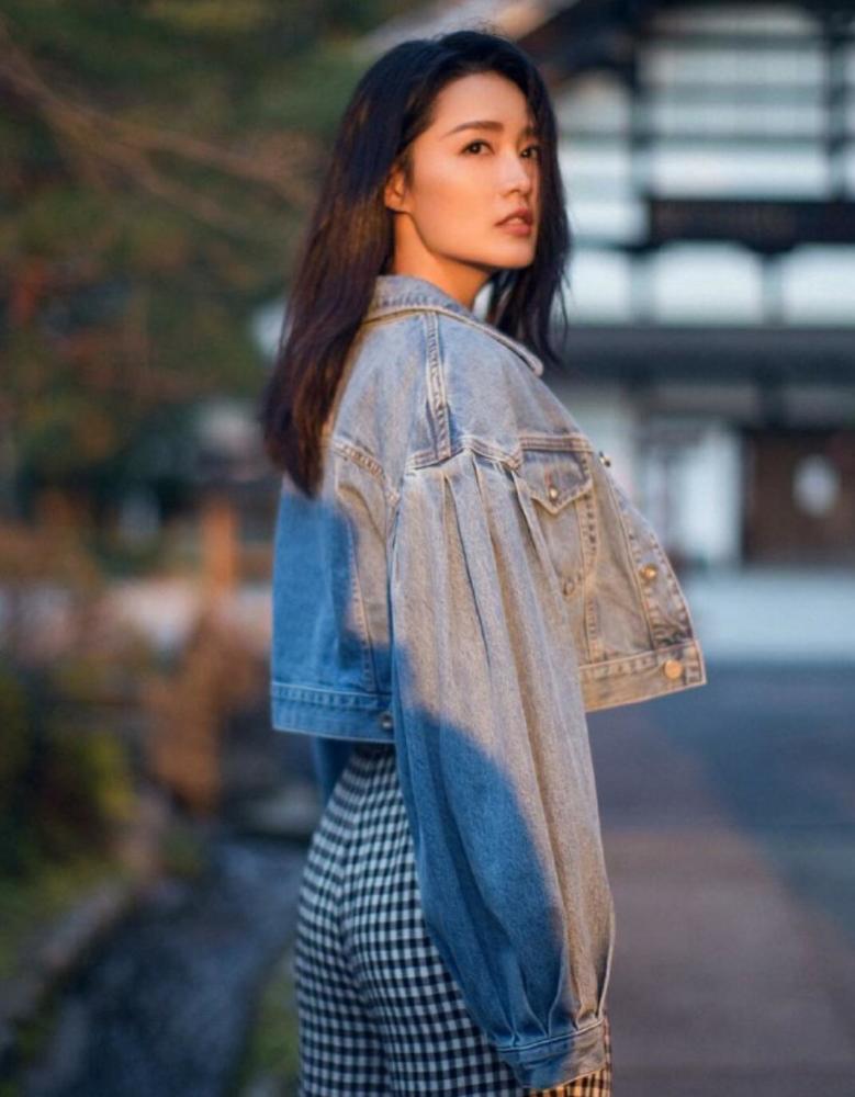 女明星李沁牛仔衣露脐装户外时尚写真美图_腾讯新闻