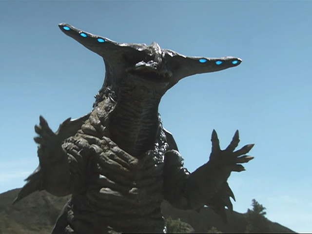 蓝色光线出生地:北极海体重:5万7千吨身高:53米二,冷冻怪兽拉格拉斯