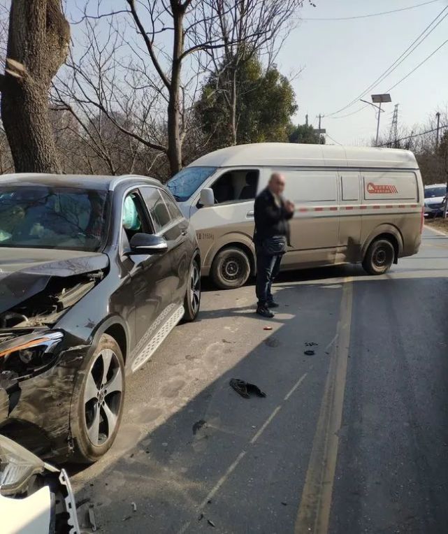 江北發生一起事故彎道超車失敗撞上對面車輛有人受傷